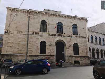 Ci rechiamo ora nel vicino Largo San Sabino, dove la scuola primaria Corridoni si affaccia alle spalle della Cattedrale. In stile neoromanico, fu edificata tra il 1932 e il 1939 per accogliere i sempre pi� numerosi studenti della zona ed era anch�essa opera di Favia. La forma riprende il sistema a triplo corpo, con l�asse di simmetria definito dal portale d�ingresso preceduto da una graziosa scalinata curvilinea